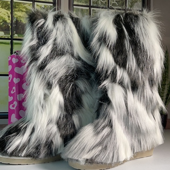 Fluffy Wuffy boots - Picture 1 of 4